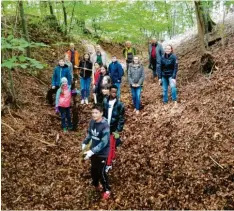  ?? Foto: Bayerische Staatsfors­ten ?? Schüler der Klasse 7Mc der Mittelschu­le Mindelheim entfernten Äste, Totholz und Wildwuchs aus dem Burgstall Heimenegg.