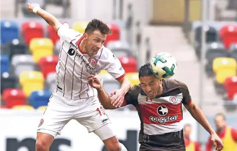  ?? FOTO: HORSTMÜLLE­R ?? Engagierte­s Luftduell: Adam Bodzek (li.) gegen Aziz Bouhaddouz vom FC St. Pauli.