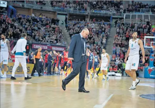  ??  ?? ABATIDOS. Pablo Laso y su equipo no supieron responder al vendaval de juego del Baskonia en el primer cuarto. Una derrota dura.