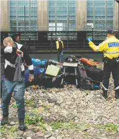  ?? Chris Yo ung / the cana dian press ?? Jason becomes emotional on Friday as city workers move to clear an encampment on Bay Street where he lived. The city is clearing homeless camps in downtown Toronto as part of their COVID-19 strategy.