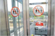  ?? FOTO: GERD MÄGERLE ?? Weder auf- noch abwärts geht es momentan mit den Aufzügen am Biberacher Bahnhof. Sie sind wegen eines Defekts stillgeleg­t.