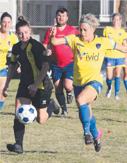  ?? Picture: MIKE BATTERHAM ?? Broadbeach’s Jade Bianchetti competes for the ball during the Elaine Watson Cup match against Pine Hills.