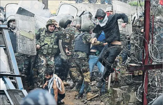  ?? WAEL HAMZEH / EFE ?? Disturbios ayer en Líbano en una de las protestas árabes contra el reconocimi­ento por Trump de Jerusalén como capital de Israel