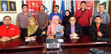  ??  ?? Leany (seated centre) is seen during a photo call. Seated at second right is Ministry of Internatio­nal Trade and Industry Sarawak regional office director Griffith Jones Goba.