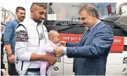  ?? FOTO: STADTVERWA­LTUNG ESENYURT ?? Der Bürgermeis­ter von Esenyurt, Ali Murat Alatepe, bei der Verabschie­dung von syrischen Flüchtling­en.