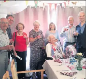  ??  ?? Kathleen Perry surrounded by members of her family for her 102nd birthday at The Willows Care home in Shepshed.
