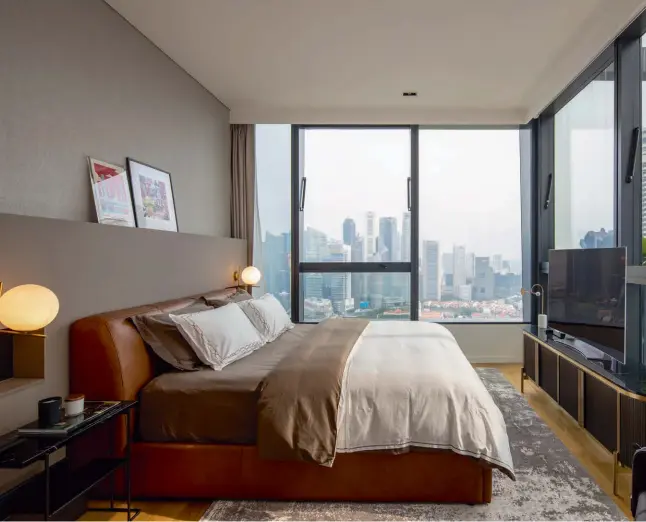  ?? ?? Left to right: An earthy palette lends a cosy touch to the master bedroom; these open shelves in the wardrobe area showcase the wife’s extensive collection of bags and shoes, as well as the husband’s boxing gloves; various decorative objects and books populate this cosy nook