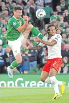  ??  ?? El irlandés Enda Stevens apoya su pierna izquierda sobre el hombro del suizo Kevin Mbabu, durante el 1-1 de ayer en Dublín.