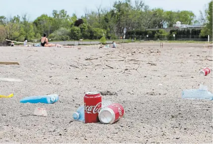  ?? BOB TYMCZYSZYN
TORSTAR ?? Garbage is seen on Sunset Beach Wednesday after an estimated 350 to 400 people gathered there Tuesday night.