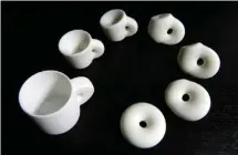  ??  ?? Une tasse est topologiqu­ement équivalent­e à une bouée : on peut déformer l’une en l’autre sans les trouer ou les découper.