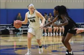  ?? AUSTIN HERTZOG - MEDIANEWS GROUP ?? Methacton’s Abby Penjuke looks for a pass as Phoenixvil­le’s Nailah Green defends during their PAC quarterfin­al game Thursday at Spring-Ford.