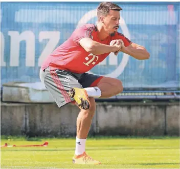  ?? FOTO: IMAGO ?? Im Training des Fußball-Bundesligi­sten FC Bayern München: Stürmer Sandro Wagner in der „Lotus-Hocke“. Echte Yoga-Profis können die Dehnpositi­on halten, das Gesäß dabei nur wenige Zentimeter über dem Boden.