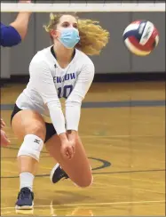  ?? Dave Stewart / Hearst Connecticu­t Media ?? Newtown’s Chloe O’Connell (10) keeps the ball alive during a match at Darien on Monday.