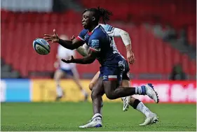  ?? Picture: Ryan Hiscott/Getty ?? Gabriel Ibitoye passes the ball against saracens
Harry Thacker, Yann Thomas, Jay Tyack, Dan Thomas, Sam Lewis, Andy Uren, James Williams, Rich Lane.