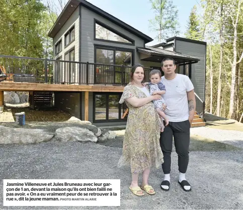  ?? PHOTO MARTIN ALARIE ?? Jasmine Villeneuve et Jules Bruneau avec leur garçon de 1 an, devant la maison qu’ils ont bien failli ne pas avoir. « On a eu vraiment peur de se retrouver à la rue », dit la jeune maman.