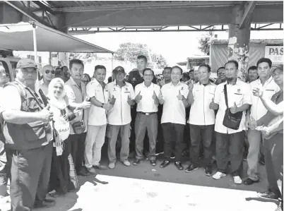  ??  ?? LIEW (lima dari kanan) di samping Peter Hii bergambar bersama jawatankua­sa PPBMDS dan orang ramai pada program bergerak pusat khidmat masyarakat itu.