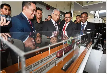  ?? — Bernama ?? Keeping track: Maric president Datuk Dr Mohd Yusoff Sulaiman speaking with Mahathir at a rail engineerin­g industry display during TECHNOMART REL 2019 in Cyberjaya.
