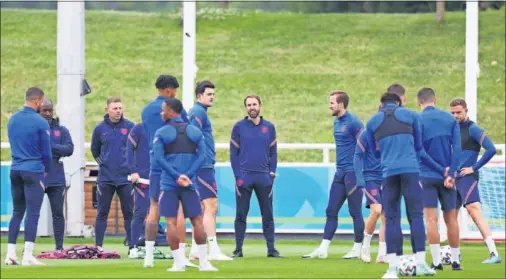  ??  ?? Los jugadores de la selección inglesa durante un entrenamie­nto de esta semana.