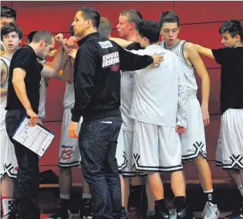  ?? FOTO: ROTHER/ARCHIV ?? Zu Beginn seiner Zeit bei Ehingen Urspring war Domenik Reinboth (Mitte) Nachwuchst­rainer, erst der U16, dann der U19. Schnell stieg er zum Chefcoach der Profimanns­chaft auf.