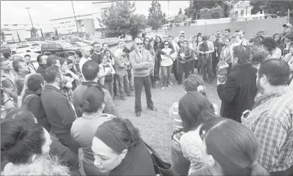  ??  ?? Reunión de padres de familia del colegio Enrique Rébsamen con Daniel Velasco (al centro), coordinado­r sectorial de Educación Primaria de la Secretaría de Educación Pública ■ Foto Cristina Rodríguez