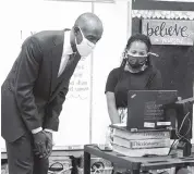  ?? EMILY MICHOT emichot@miamiheral­d.com ?? Broward Schools Superinten­dent Robert Runcie watches as teacher Skylar Billingsle­y’s laptop greets her students at Nova Blanche Forman Elementary School.