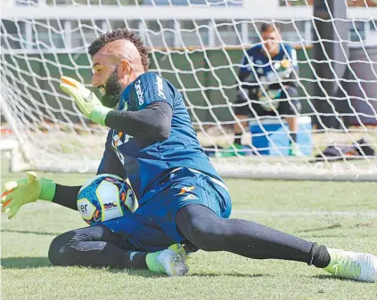  ?? FOTOS GILVAN DE SOUZA / FLAMENGO ?? O goleiro Alex Muralha treinou pesado durante o feriado de Tiradentes, no Ninho do Urubu