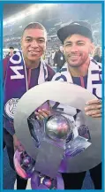  ??  ?? EN LA LIGUE 1. Mbappé y Neymar celebraron el título de Liga con el PSG la pasada temporada.