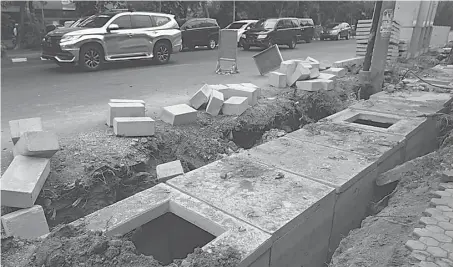  ??  ?? BELUM RAMPUNG: Proyek pemasangan box culvert di Jalan Diponegoro masih separo jalan. Proyek ini diharapkan bisa mengurangi lama dan tingginya genangan air.