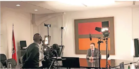  ??  ?? Oberbürger­meister Stephan Keller beim Technikche­ck für eine Videobotsc­haft.