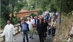  ?? (Photo J.-M. P.) ?? La procession réunit l’ensemble des habitants du quartier.