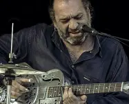  ??  ?? Parole e musicaA sinistra Aldo Cazzullo, firma del Corriere della Sera, che presiederà la giura del premio «Scrivere per amore». A destra, il bluesman Pierluigi Petricca