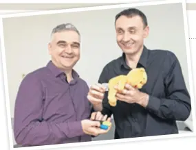  ??  ?? Tvorci inovacije Perica Mihaljević sa suradnikom Vedranom Stanićem iz Virovitice, s kojim je lansirao jedinstven­u inovaciju Lunas spectrumn