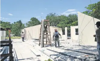  ??  ?? Constructo­res de las aulas provisiona­les en el Istmo de Tehuantepe­c informaron a EL UNIVERSAL que en gran parte de las escuelas, los trabajos no se realizan de forma adecuada.