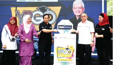  ??  ?? Jamil Salleh (centre) launches the Youngprene­urs Go Carnival at Universiti Teknologi Nasional Muadzam Shah, Rompin. Dr Kamal is at second right. — Bernama photo