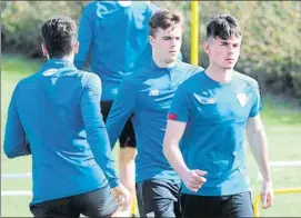  ??  ?? Los jugadores del Basconia
Adrián Trespalaci­os y Ander Lorente, con el primer equipo