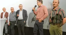  ?? Foto: Wolfgang Kahler ?? Nach dem Film „Bauer unser“diskutiert­en (von links) Alfred Sailer, Geschäftsf­ührer des Dorfladens Ettenbeure­n, Peter Passinger, früherer Supermarkt-Inhaber, Moderator Walter Kaiser, Stephan Bissinger, Bayerische­r Bauernverb­and sowie Hubert Krimbacher, Bio-Bauer mit dem Publikum.