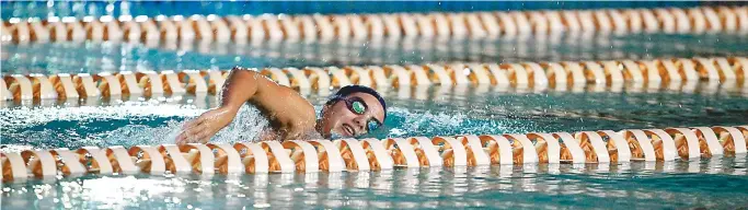  ??  ?? Aos 15 anos, Aricia Pérée treina na piscina do Centro Olímpico da Bahia duas vezes na semana para melhorar seus resultados e conseguir vaga nos Jogos Olímpicos de Tóquio-2020