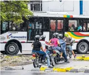  ?? HANSEL VÁSQUEZ ?? Motorizado­s hacen un cruce indebido por el ‘solo bus’.