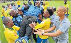  ??  ?? TITLE TRIUMPH: Pitso Mosimane and Sundowns players celebrate their victory