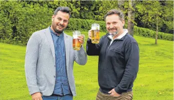  ?? FOTO: AUREL DÖRNER ?? Ingo Reusch (l.) und Reinhold Schmid sind die neuen Festwirte des Bierzelts auf dem Gigelberg beim Biberacher Schützenfe­st.