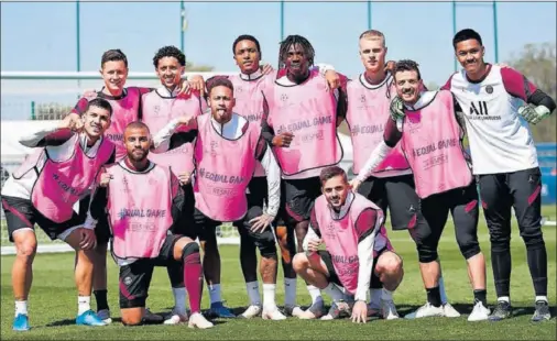  ??  ?? Los jugadores del PSG posan después del entrenamie­nto previo al partido de esta noche ante el City.