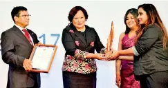  ??  ?? Aitken Spence Director and Aitken Spence Hotel Management Chairperso­n Stasshani Jayawarden­a receives the award