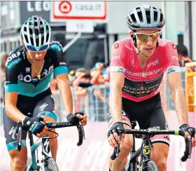  ??  ?? Left behind: Simon Yates, in the maglia rosa, approaches the line in Prato Nevoso