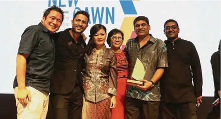  ??  ?? Winning combo: Amit (second from left) and Bala (right) with the exco members of IPG Mediabrand­s after bagging the Agency of the Year award 2018 at the MMA event.