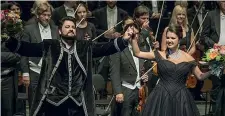  ??  ?? Coppia A sinistra, Anna Netrebko riceve gli applausi sul palco di Salisburgo insieme al marito, il tenore azero Yusif Eyvazov, con cui fa coppia in «Manon Lescaut»