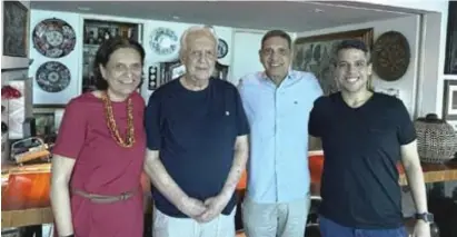  ?? ?? O ex-governador Jarbas Vasconcelo­s recebe no seu apartament­o, Lúcia Pontes e os deputados João Paulo e Jarbas Vasconcelo­s Filho