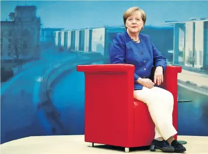  ??  ?? Fast wie eine Langzeitre­gentin ließ sich die deutsche Bundeskanz­lerin Angela Merkel im ARD-Sommerinte­rview inszeniere­n. Sehr zum Leidwesen ihrer Gegner.