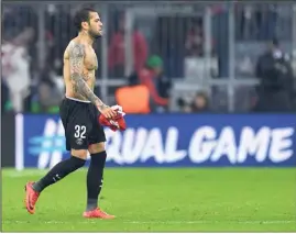  ?? (Photo AFP) ?? Le PSG de Dani Alves n’a jamais été au niveau pour rivaliser avec le Bayern Munich lors du match retour (-).