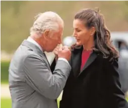  ?? // GTRES ?? El cariñoso saludo de Carlos de Inglaterra a la llegada de la Reina Letizia a la pequeña localidad de Bishop Auckland