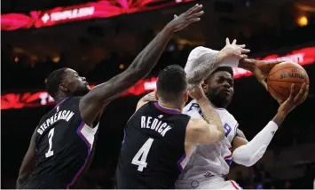  ?? — AP ?? Philadelph­ia 76ers’ Nerlens Noel ( right) tries to shoot under pressure from Los Angeles Clippers’ J. J. Redick and Lance Stephenson in their NBA game in Philadelph­ia, USA, on Monday. The Clippers won 98- 92.